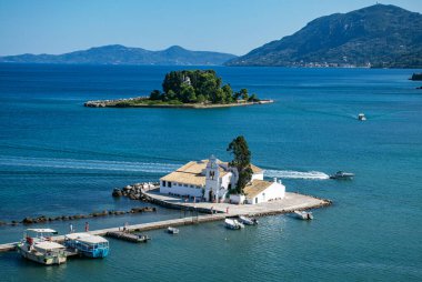 Vlacherna Manastırı ve Kerkyra 'daki Ponticonisi veya Fare Adası' nın güzel yaz manzarası. Korfu. Yunanistan. Avrupa.