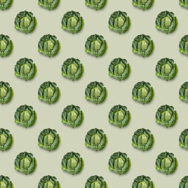 Yeşil arka planda taze, beyaz lahanasız desen. Diyet ve vejetaryen yemekleri. Üst görünüm. 