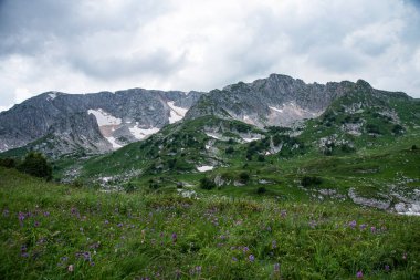 Vadi dağlarında bulutlu bir günde güzel bir yaz manzarası panoramik bir manzara. Adigea, Rusya