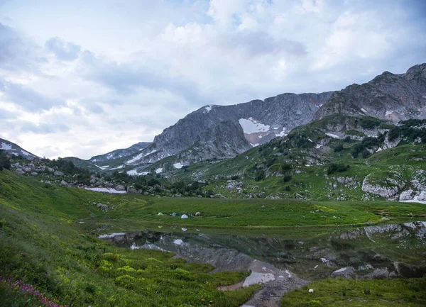 Bela Vista Panorâmica Lago Montanha Com Tendas Turísticas Dia Nublado — Fotografia de Stock