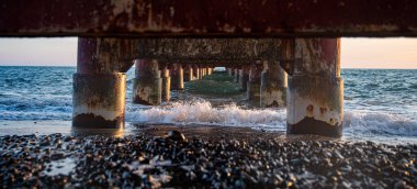 Yazın Karadeniz 'de güzel bir deniz batımının manzarası. Sochi, Rusya. Ön görünüm