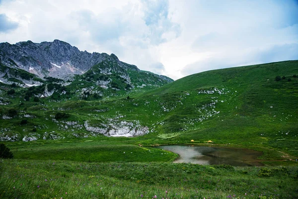 Bela Vista Panorâmica Lago Montanha Dia Nublado Verão Adygea Rússia — Fotografia de Stock