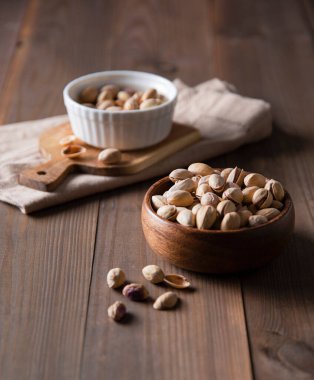 Kahverengi ve beyaz kâseli fındıklar ahşap arka planda. Makro ve görünümü kapat ve uzay resmini kopyala