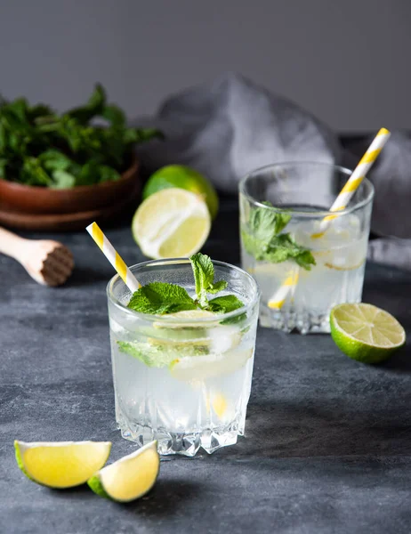 Two Glasses Lime Lemonade Mojito Lime Slices Mint Gray Background — Stock Photo, Image