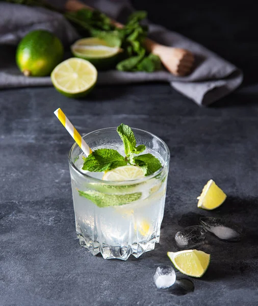 Glass Lime Lemonade Mojito Lime Slices Ice Mint Dark Background — Stock Photo, Image