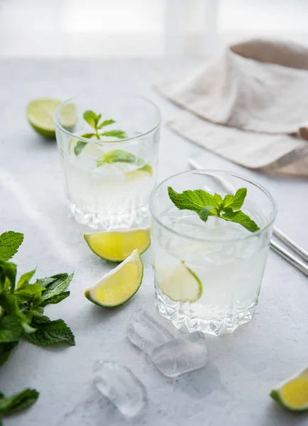 Two Glasses Lime Lemonade Mojito Table Lime Slices Mint Morning — Stock Photo, Image