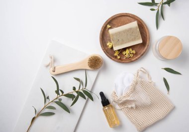 Doğal kozmetik ürünleriyle, doğal sabun ve masaj fırçalarını soyan düz bir güzellik merkezi. Çevre dostu ve sıfır atık konsepti. Üst görünüm ve boşluk resmi kopyala