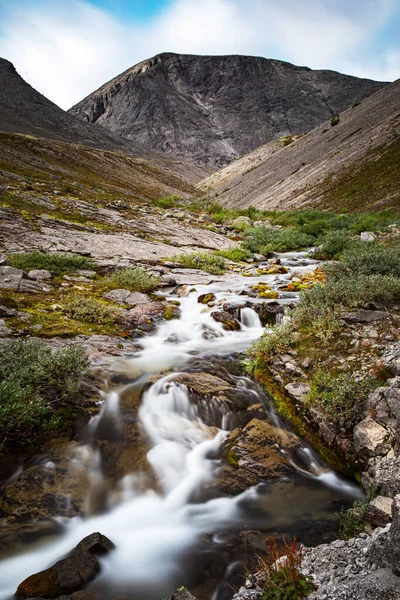 Bela Paisagem Das Montanhas Khibiny Com Pedras Córrego Montanha Dia — Fotografia de Stock