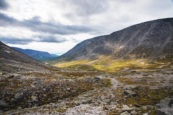 Bela Paisagem Com Pedras Musgo Cor Picos Das Montanhas Khibiny — Fotografia de Stock