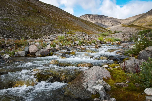 Bela Paisagem Das Montanhas Khibiny Com Rochas Córrego Montanha Dia — Fotografia de Stock