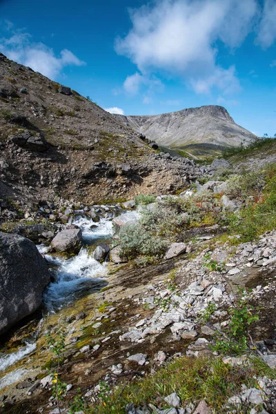 Bela Paisagem Das Montanhas Khibiny Com Rochas Córrego Montanha Dia — Fotografia de Stock