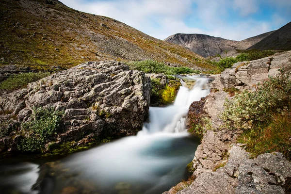 Bellissimo Paesaggio Delle Montagne Khibiny Con Rocce Torrente Montagna Una — Foto Stock