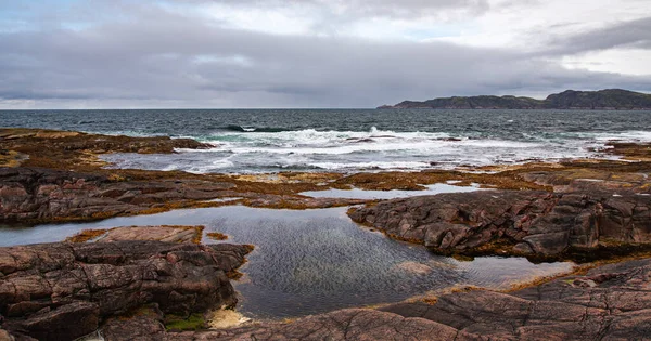 北部海洋的海滩是用覆盖着五彩斑斓苔藓的石头建成的 Teriberka Barents Sea Murmansk Region Kola Peninsula — 图库照片