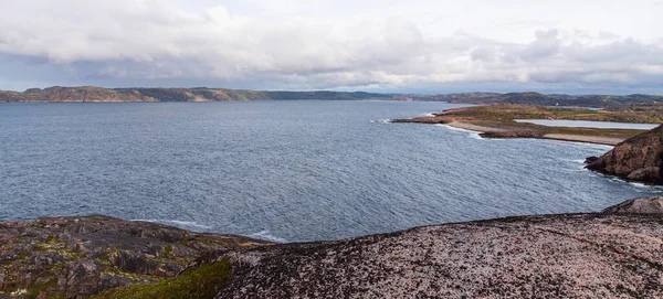 北海海岸美丽的风景 石头铺满了五彩斑斓的苔藓 Kola半岛 穆尔曼斯克地区 巴伦支海 Teriberka — 图库照片