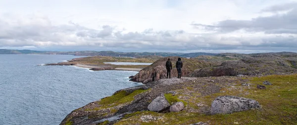 北海海岸美丽的风景 石头覆盖着五彩斑斓的苔藓和两名游客 Kola半岛 穆尔曼斯克地区 巴伦支海 Teriberka — 图库照片