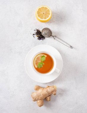 Beyaz desenli arka planda limonlu çay, nane ve zencefil. En üst görüntü