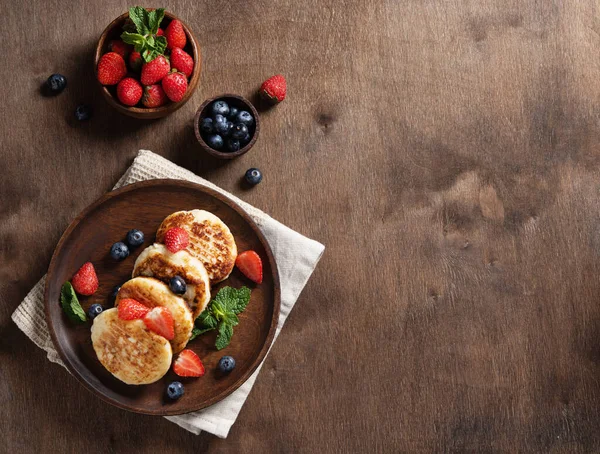 Cottage Cheese Pancakes Syrniki Blueberries Strawberries Fresh Mint Dark Wooden — Stock Photo, Image