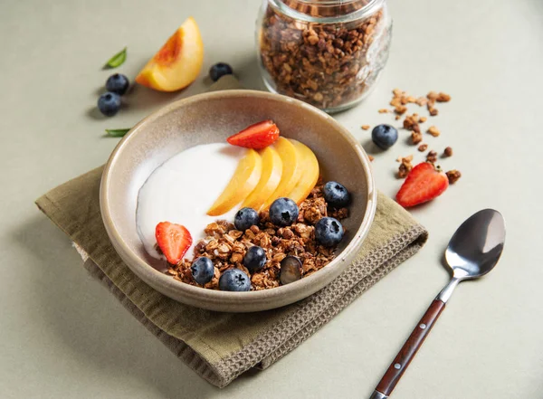 Iogurte Natural Com Granola Caseira Pêssego Morango Mirtilo Uma Tigela — Fotografia de Stock