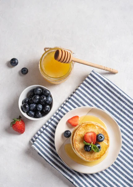 배경에 딸기와 줄무늬 냅킨을 전형적 팬케이크가 식사와 식사의 — 스톡 사진