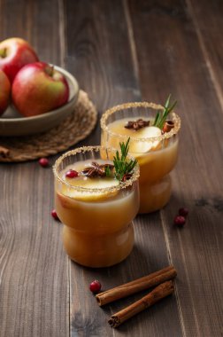 İki bardak tarçın, anason, esmer şeker ve böğürtlen ve meyveli biberiyeli elma şarabı. Sonbahar ve kış için geleneksel, baharatlı, sıcak bir içecek kavramı. Boşluğu kopyala.