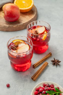 Tarçın, böğürtlen ve meyveli hafif arka planda bir bardakta yaban mersini içeceği. Geleneksel Noel kokteyli ya da portakal, elma ve baharatlı sıcak şarap. Üst görünüm, alanı kopyala.