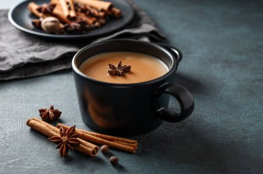 Geleneksel Hint masala çayı sütlü ve baharatlı siyah bir fincanda yakın plan. Menü için sıcak içecek konsepti ya da etnik kafe ya da restoran afişi. Ön görünüm, boşluğu kopyala.