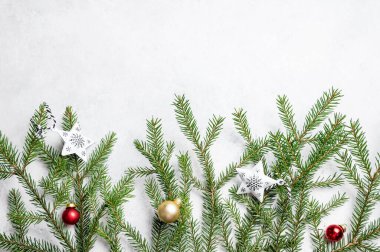 İçinde top olan dallar ve ışık desenli arka planda yıldız şeklinde Noel ağacı süslemeleri. Yılbaşı kartları, reklamlar ve yazılı afişler için neşeli bir atmosfer ve dekor konsepti. Üst görünüm.