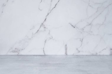 Damarları, doğal taş dokusu ve gri beton tezgahı olan beyaz mermer bir arka plan. Pankart ya da ürün sergisi için lüks ve zarif bir yüzey kavramı. Ön görünüm, boşluğu kopyala.