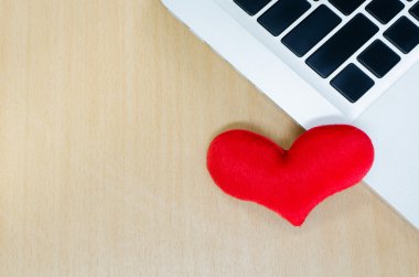 Ahşap masa, sevgi bellek üstünde laptop ile kırmızı kalp