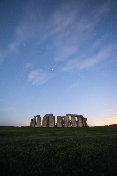 Stonehenge gece yıldızların altında