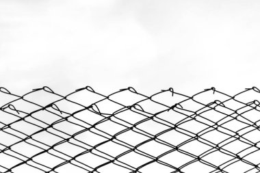 Hafif arka planda minimalist metal tel örgü. Metin için yer. 