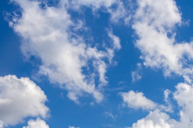 Beyaz kümülüs kabarık bulutlu güzel mavi gökyüzü.