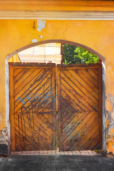 Velho Amarelo Portas Cidade Madeira Contra Fundo Uma Parede Amarela — Fotografia de Stock
