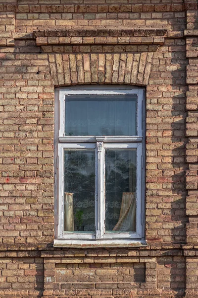Oud Houten Raam Een Stenen Huis Verticaal Frame — Stockfoto