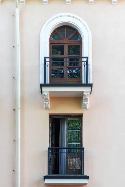 Ventana Puerta Del Balcón Fachada Una Casa Antigua —  Fotos de Stock