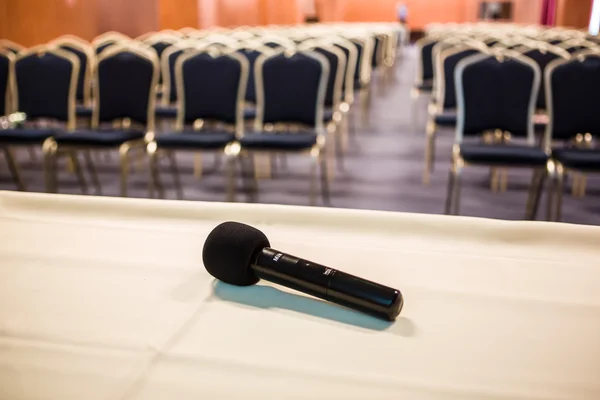 Captura horizontal de micrófono y auditorio — Foto de Stock