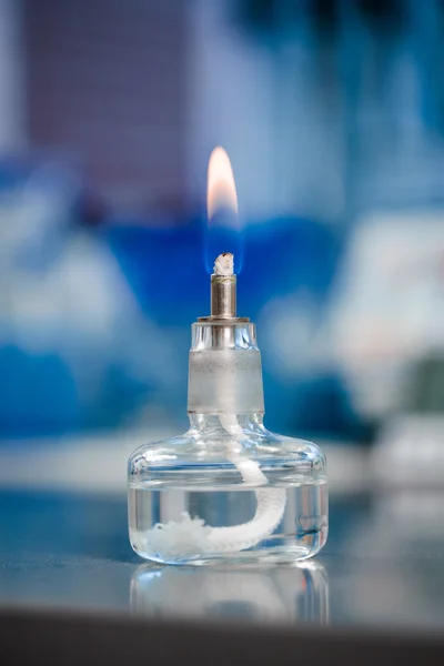 Queimador de vidro pequeno para experimentos de química — Fotografia de Stock