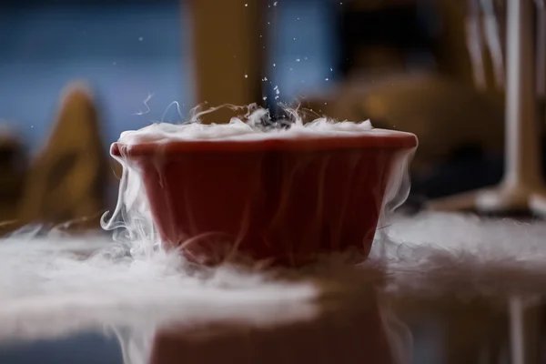 Humo procedente del hielo seco en el agua — Foto de Stock