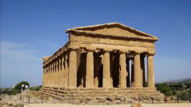 Manzaralı bir yerde antik Yunan tapınağı