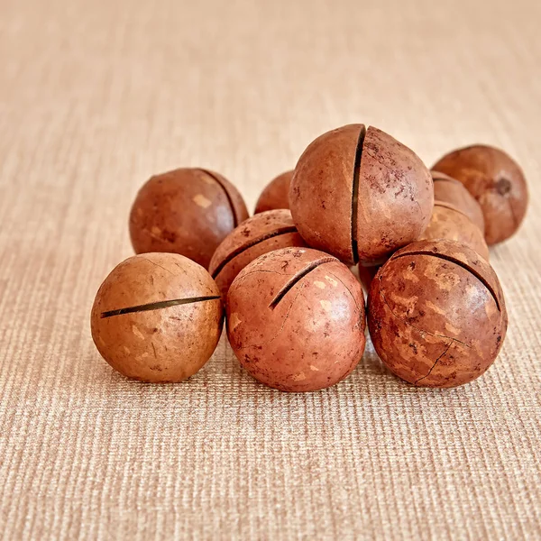 Loupané Nevyloupané Makadamia Ořechy Bílém Pozadí — Stock fotografie