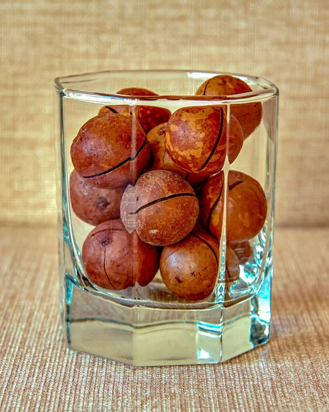 Καρύδια Macadamia Καφέ Κέλυφος Βρίσκονται Εξαγωνικό Γυαλί Από Διαφανές Γυαλί — Φωτογραφία Αρχείου