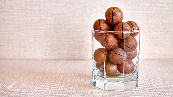 Τα φιστίκια Macadamia είναι σε ένα ποτήρι καθαρό γυαλί — Φωτογραφία Αρχείου