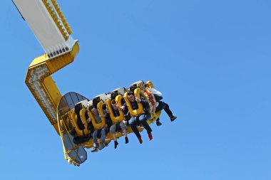 Auxerre, Burgundy, Fransa - 13 Mayıs 2012: Gençler lunaparkta eğleniyor.