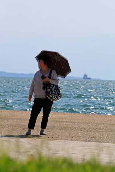 2015年8月9日 希腊塞萨洛尼基 中国妇女站在塞萨洛尼基的一条海上街道上 — 图库照片