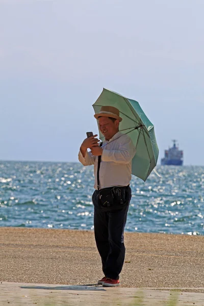 Thessaloniki Greece August 2015 Chinese Man Standing Sea Street Thessaloniki — Stock Photo, Image