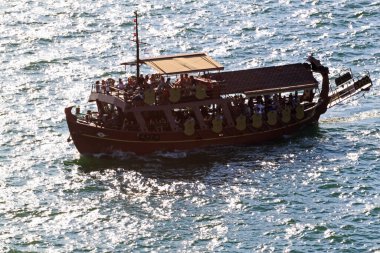 Selanik / Yunanistan - 9 Ağustos 2015: İnsanları Selanik 'e taşıyan küçük bir tekne.