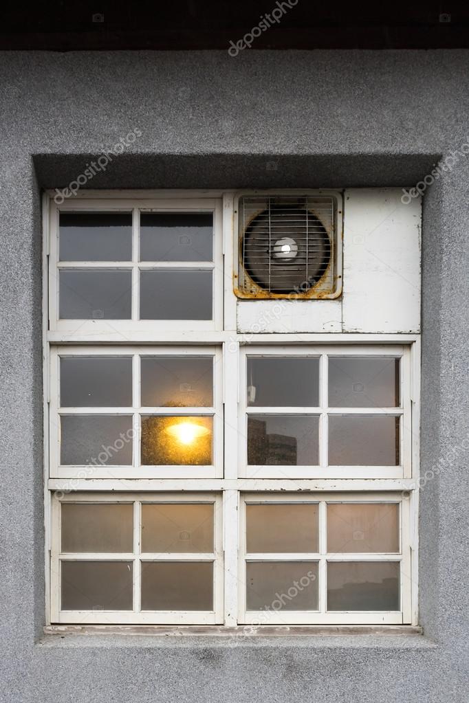 Fenster und Lüftung Ventilator. — Stockfoto © CoffeeMate