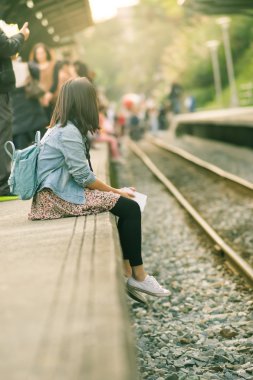Genç Gezgin bekleyen tren 