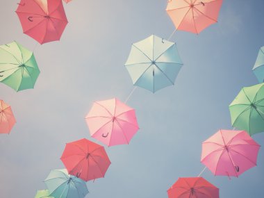 Renkli şemsiye asılı