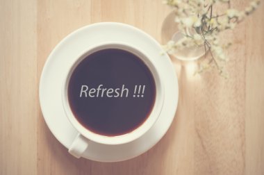 Ahşap masa üzerinde kahve siyah espresso